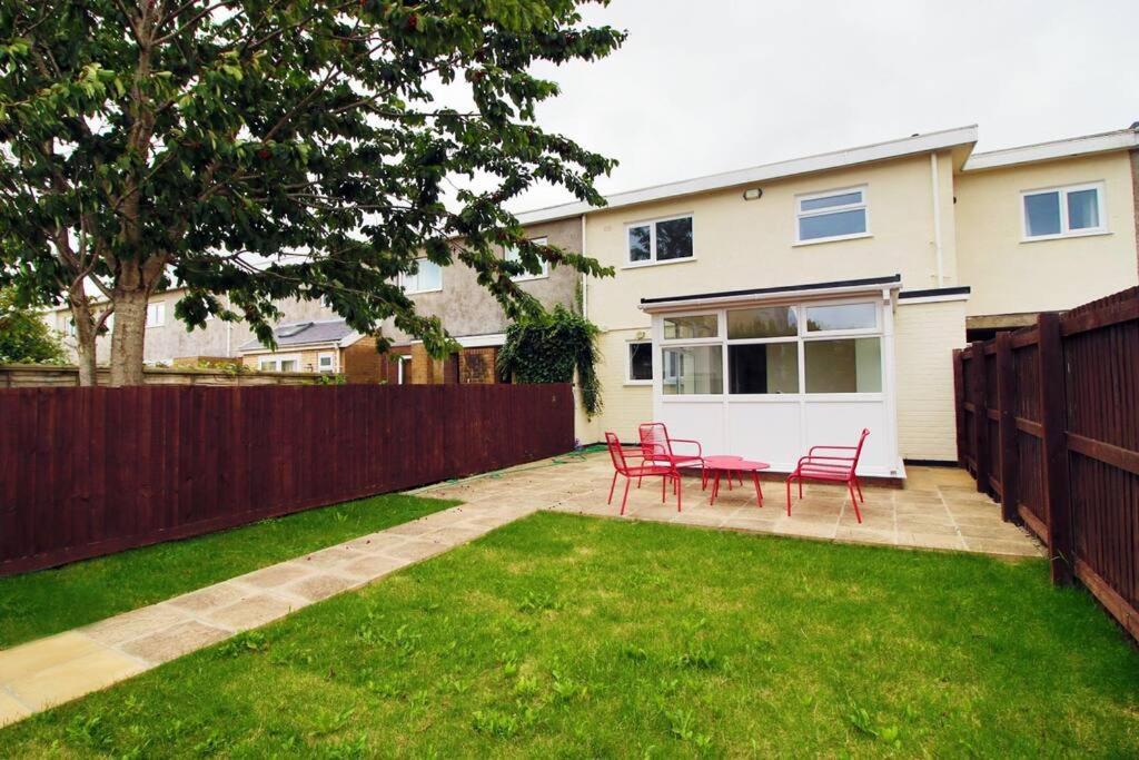 Family Home In The Charming Coastal Town Of Barry Exterior photo